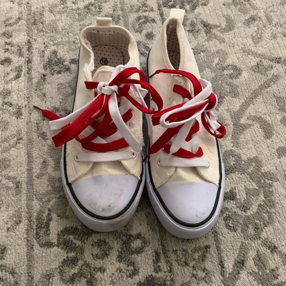 Women twisted shoes